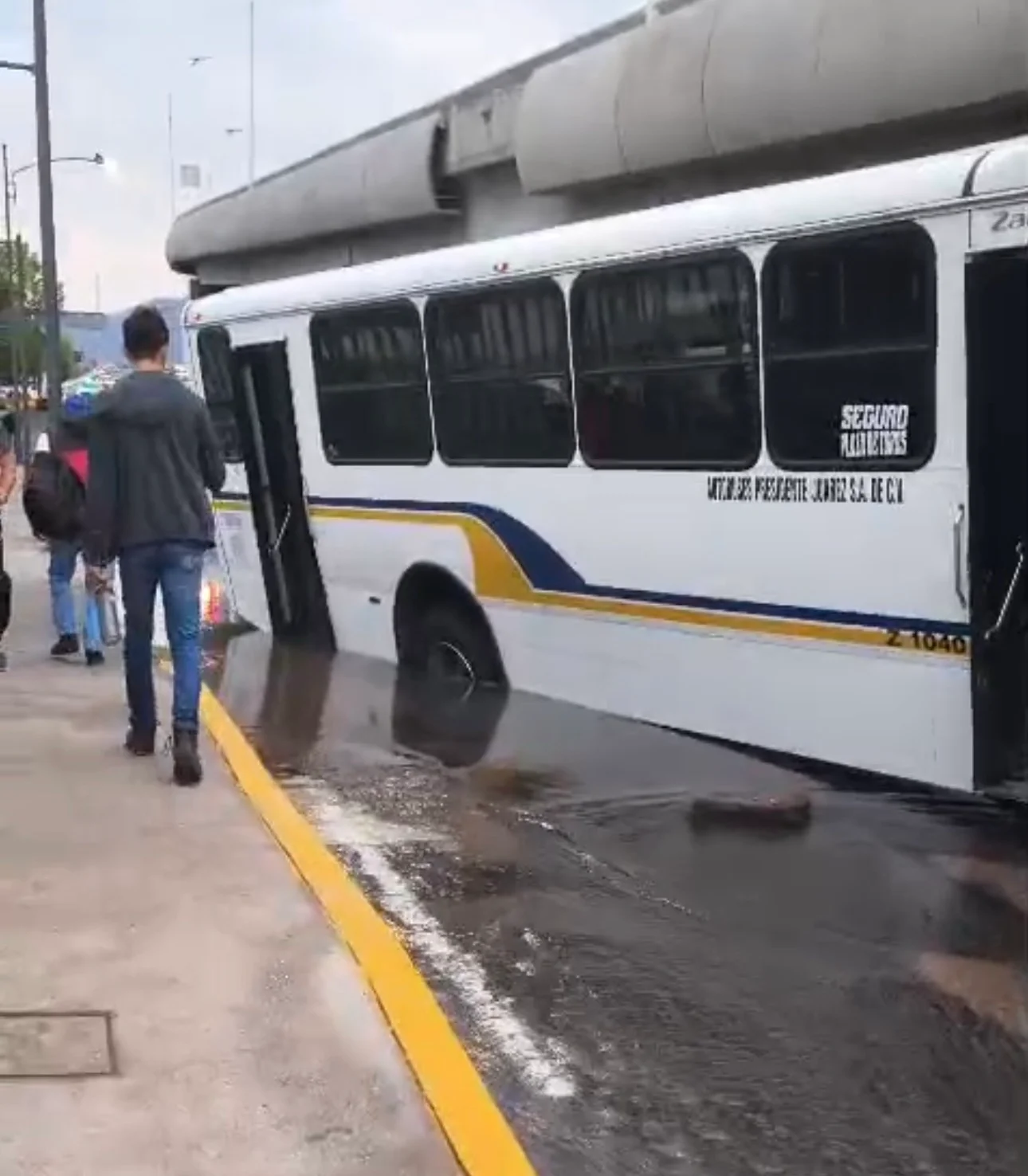 Qrobús cae en socavón
