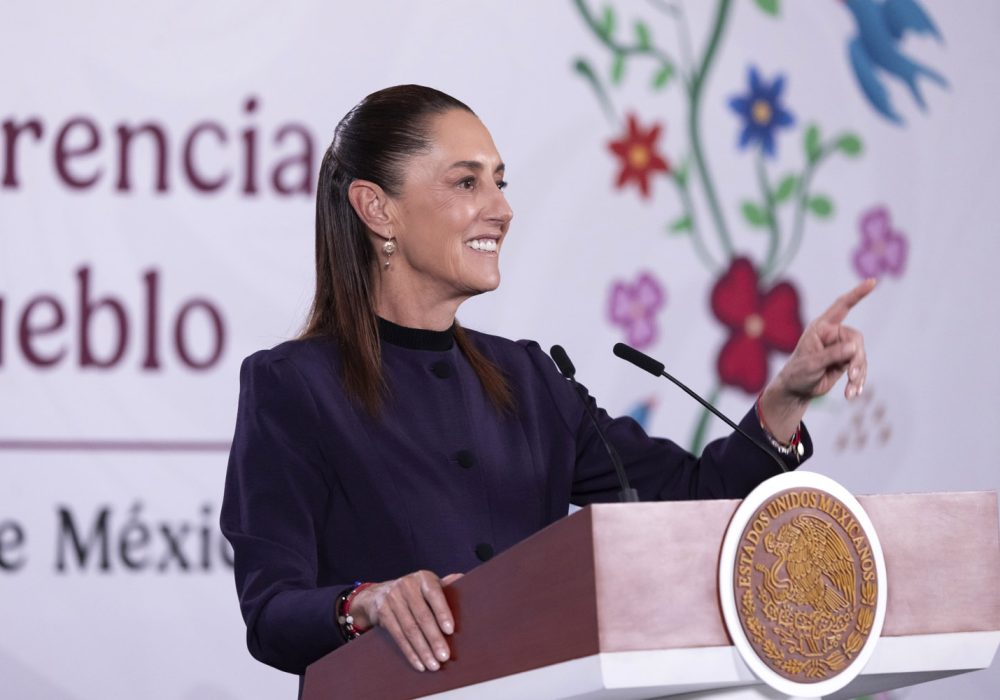 Cuauhtémoc, Ciudad de México. 18 de mayo 2026. La presidenta constitucional de los Estados Unidos Mexicanos, la Doctora Claudia Sheinbaum Pardo en conferencia de prensa matutina en el salón de la Tesorería de Palacio Nacional. La acompañan: Iván Escalante, Procurador Federal del Consumidor (Profeco); Luisa María Alcalde, consejera jurídica del Ejecutivo; Arturo Saldivar, coordinador de Política y Gobierno de la Presidencia; Alfonso Suárez del Real, asesor político de la Coordinación de Comunicación Social. Federal.  Foto: Juan Carlos Ramos Mamahua /Presidencia