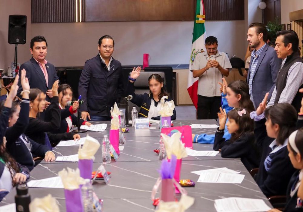 39 niñas y niños de nivel primaria de Corregidora fueron alcalde, secretarios y regidores por un día
