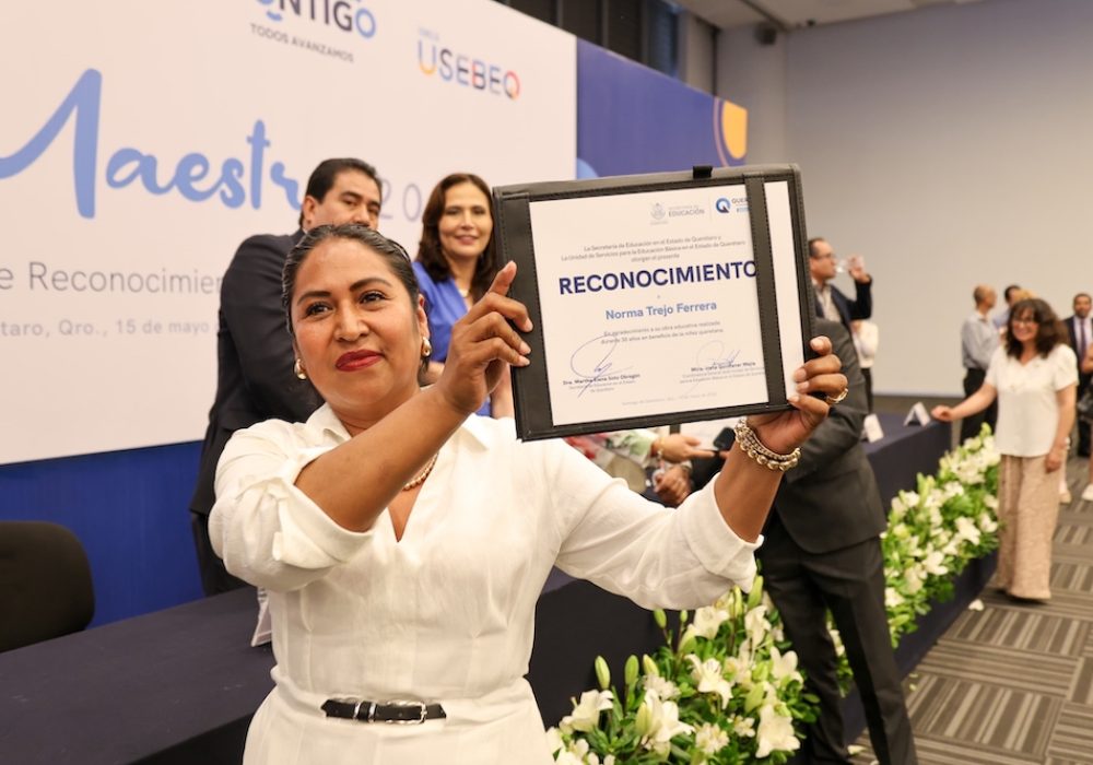 414 docentes que cumplieron 30, 35, 40, 45 y 50 años de servicio recibieron un reconocimiento