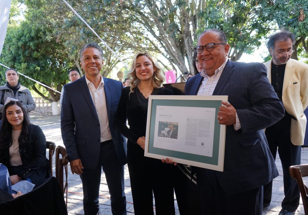 Juan Olvera recibe el reconocimiento como personaje del año a su tío, el maestro Aurelio Olvera Montaño.