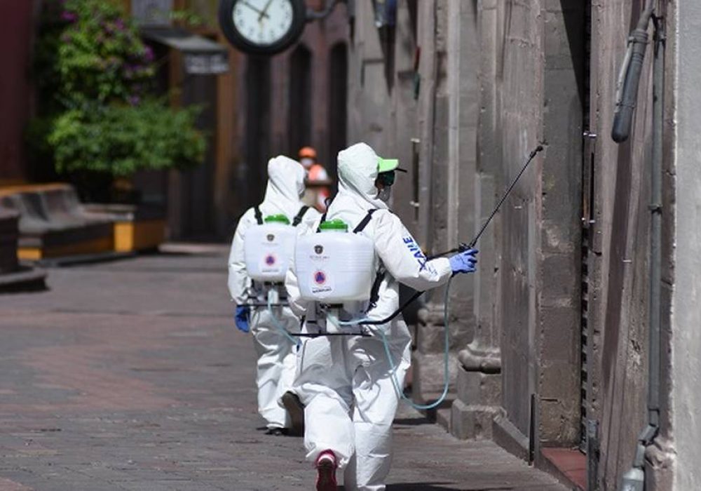 Cientos de voluntarios, contratados por el Municipio de Querétaro, salían a las calles a ‘desinfectar’ las paredes y las banquetas con ozono para ‘eliminar’ el virus. Foto: Municipio de Querétaro/Diario de Querétaro.