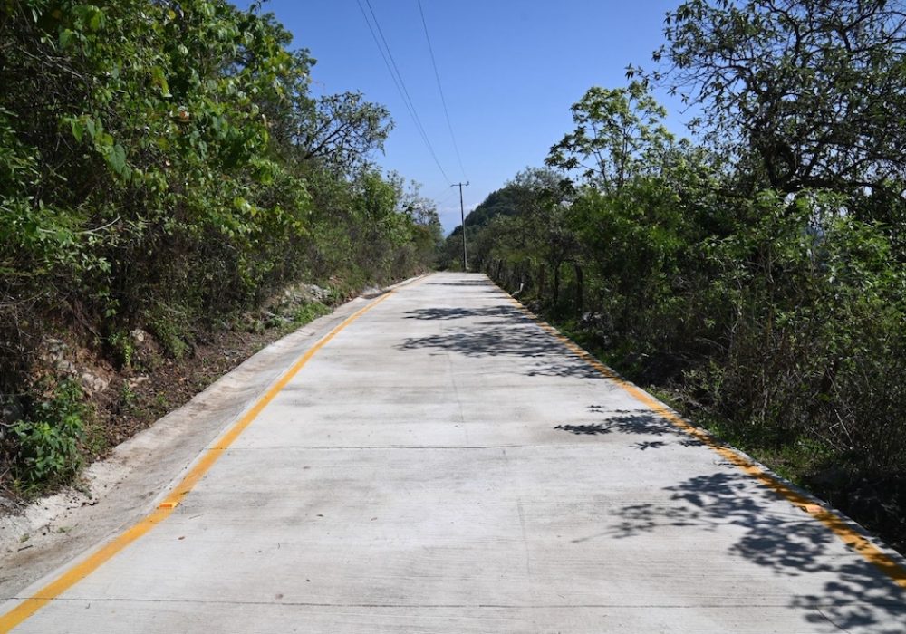 Entrega CEI obras que han mejorado la movilidad en comunidades de Pinal de Amoles