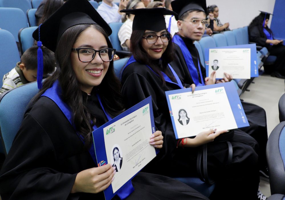 Entrega UTC títulos a sus nuevos profesionales