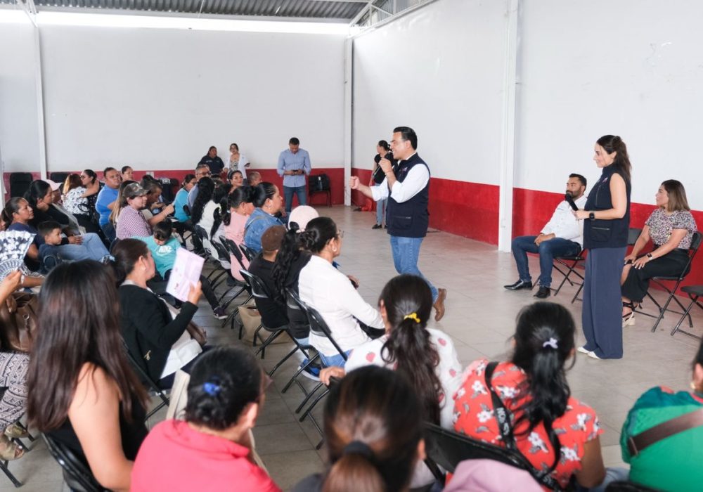 Fortalece Luis Nava cercanía con familias beneficiarias de El Marqués