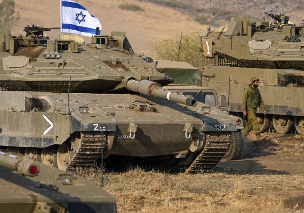 Tanques israelíes, estacionados cerca de la frontera con Líbano, el 11 de octubre de 2023. (AP Foto/Ariel Schalit)