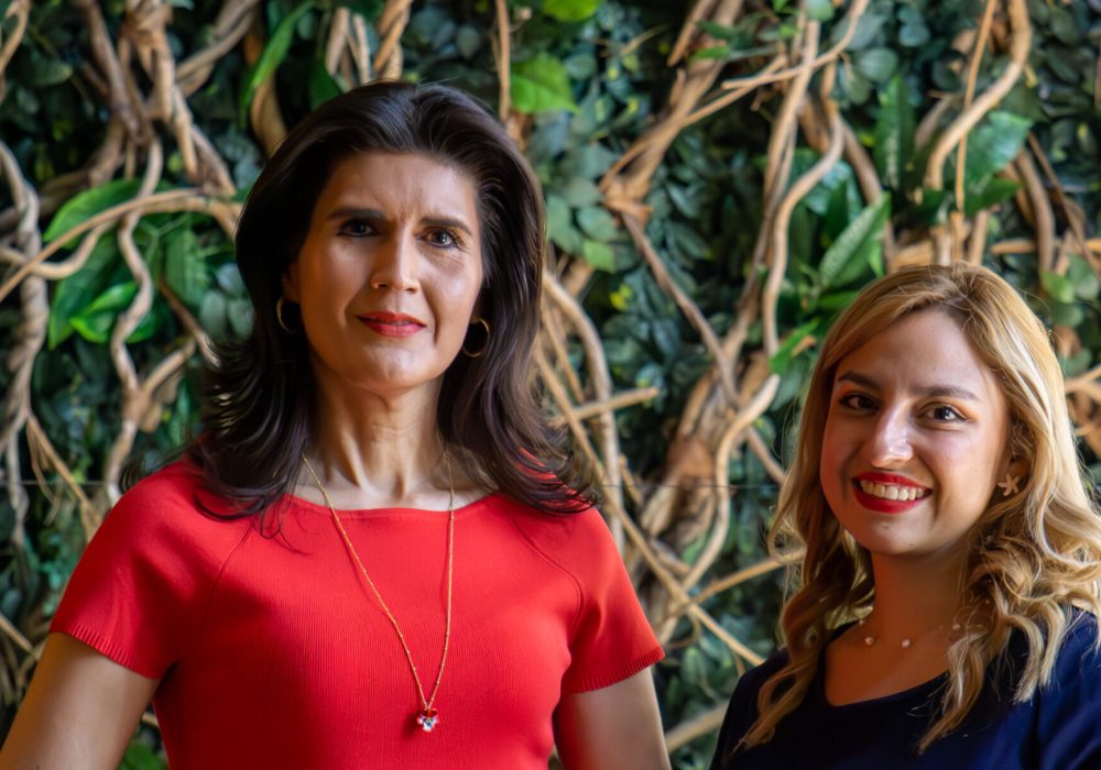 La Magistrada presidente del Tribunal Superior de Justicia del Estado de Querétaro, Mariela Ponce Villa, junto a la Directora de la Revista de Ciudad y Poder, Griselda Osejo Ugalde.