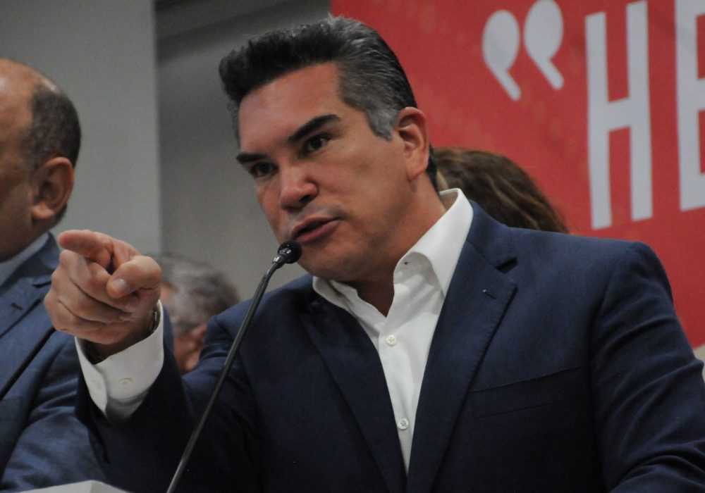 Alito Moreno, presidente del PRI, responde a la prensa.