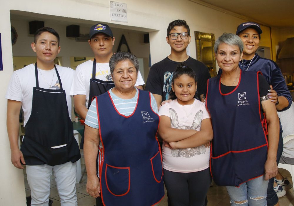 Juanita Velázquez (a la izquierda) la creadora de este rincón gastronómico imperdible.