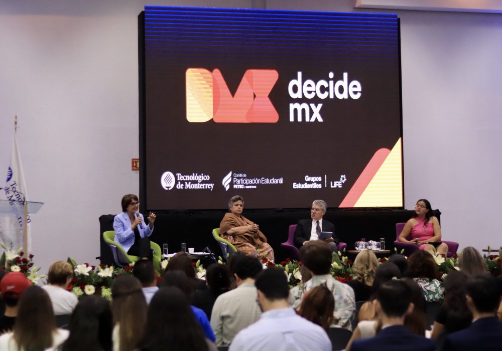 Patricia Mercado y Beatriz Paredes en la mesa sobre el panorama electoral 2024, y los moderadores María Ledezma y Arturo Sánchez.