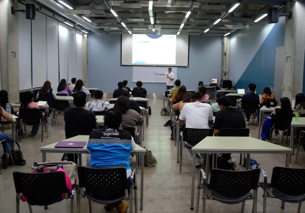 Profesionales de la salud mental se capacitan en tratamiento de adicciones digitales