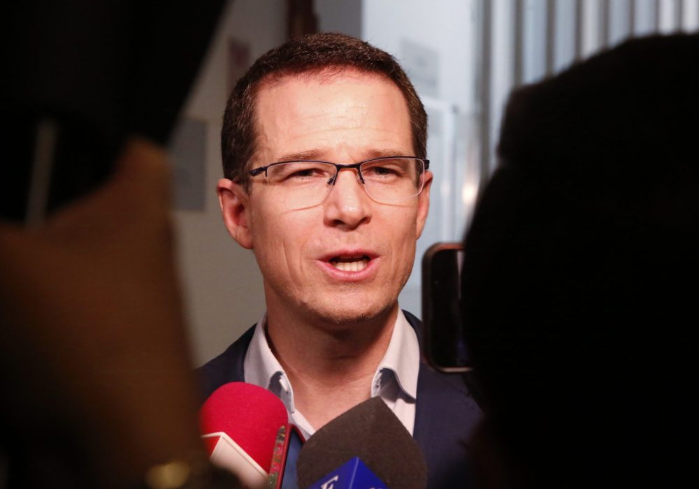 Ricardo Anaya Cortés. El estratega discreto del PAN, opera desde las sombras con un equipo sólido en Querétaro. Aunque sin confirmar intenciones, su influencia crece, dejando la puerta abierta para decidir si buscará regresar al escenario político estatal en el 2027.