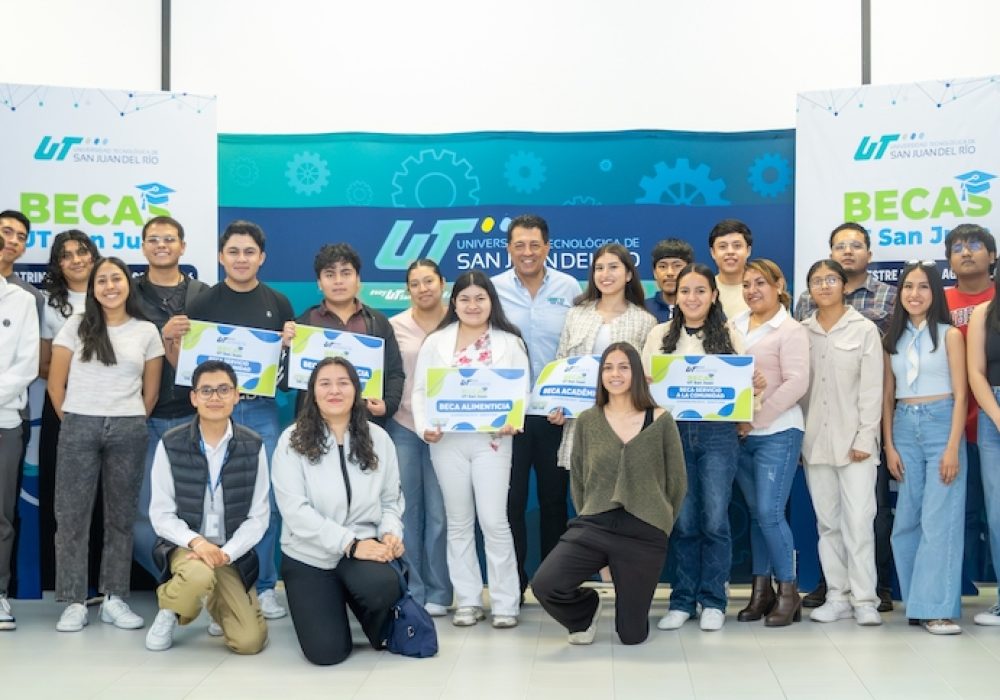 Reciben becas 220 estudiantes de la UT San Juan