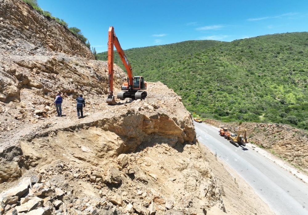 Supervisan retiro de derrumbe en la Carretera Estatal 100