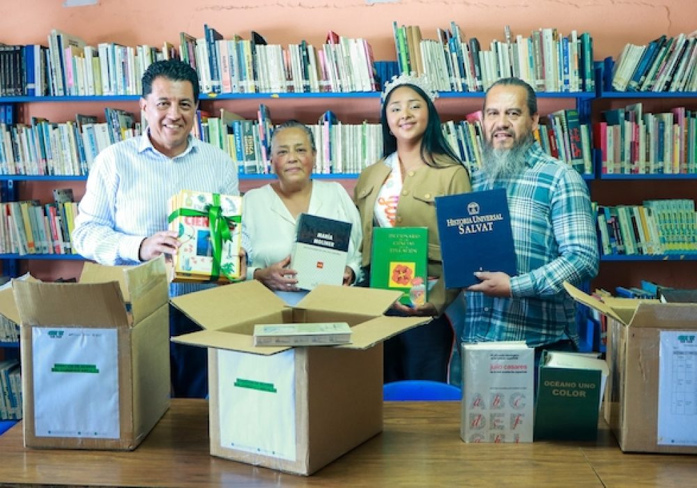 UT San Juan dona libros a bibliotecas de Amealco