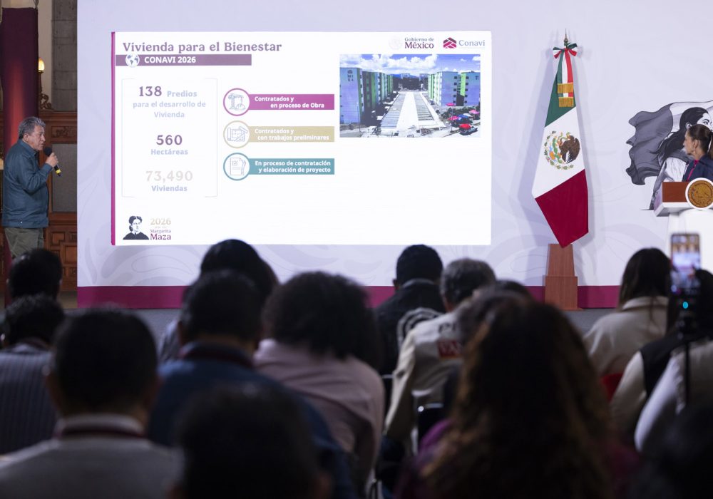 Cuauhtémoc, Ciudad de México. 15 de junio 2026. La presidenta constitucional de los Estados Unidos Mexicanos, la Doctora Claudia Sheinbaum Pardo en conferencia de prensa matutina en el salón de la Tesorería de Palacio Nacional. La acompañan: Edna Vega Rangel, secretaria de Desarrollo Agrario, Territorial y Urbano; Octavio Romero Oropeza, director General del INFONAVIT; Rodrigo Chávez Contreras, Director General de la Comisión Nacional de Vivienda; ; Jabnely Maldonado Meza, Vocal Ejecutiva del FOVISSSTE; Víctor Rubén Guzmán Dagnino, director General del Instituto Nacional del Suelo Sustentable (INSUS); Iván Escalante, Procurador Federal del Consumidor (Profeco); Alfonso Suárez del Real, asesor político de la Coordinación de Comunicación Social.   Foto: Juan Carlos Ramos Mamahua/Presidencia
