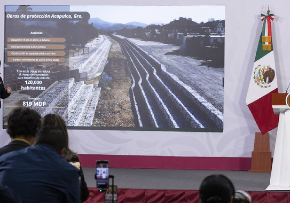Cuauhtémoc, Ciudad de México, México, 14 de mayo de 2026. 
La doctora Claudia Sheinbaum Pardo, presidenta Constitucional de los Estados Unidos Mexicanos en Conferencia de prensa matutina “Conferencia del Pueblo” en el Salón Tesorería de Palacio Nacional. La acompañan Efraín Morales López, director general de la Comisión Nacional del Agua (Conagua); Noemí Juárez Pérez, subsecretaria de Educación Pública y encargada de la sección “Mujeres en la Historia”; César Iván Escalante Ruiz, procurador federal del Consumidor (Profeco); Felipe Zataráin Mendoza, subdirector general de Agua Potable, Drenaje y Saneamiento; Citlalli Elizabeth Peraza Camacho, directora general del Organismo de Cuenca de Aguas del Valle de México y Julio Adrián Alafita Manzanares, gerente de Infraestructura de Protección en Ríos y de Distritos de Temporal Olinia. 
Foto: Juan Carlos Buenrostro / Presidencia